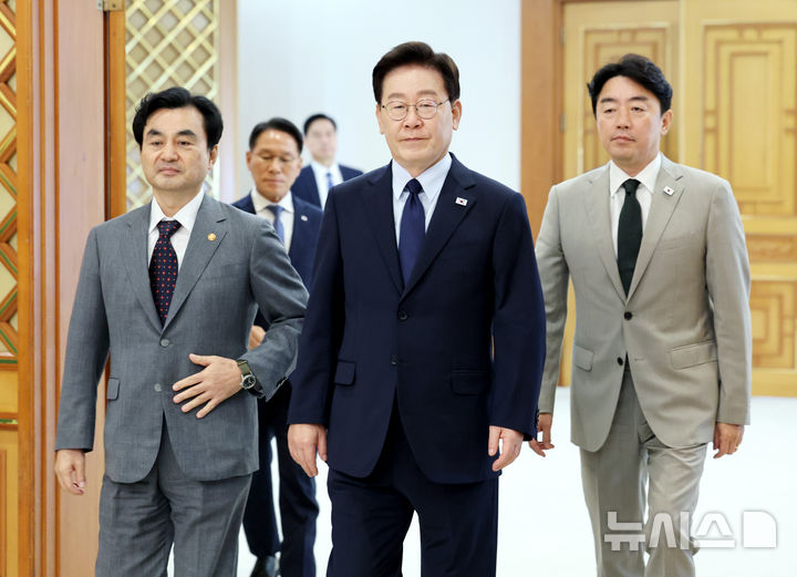 [서울=뉴시스] 김진아 기자= 이재명 대통령이 7일 청와대에서 열린 장성 진급 신고 및 삼정검 수치 수여식에 입장하고 있다. (청와대통신사진기자단) 2026.08.07. bluesoda@newsis.com