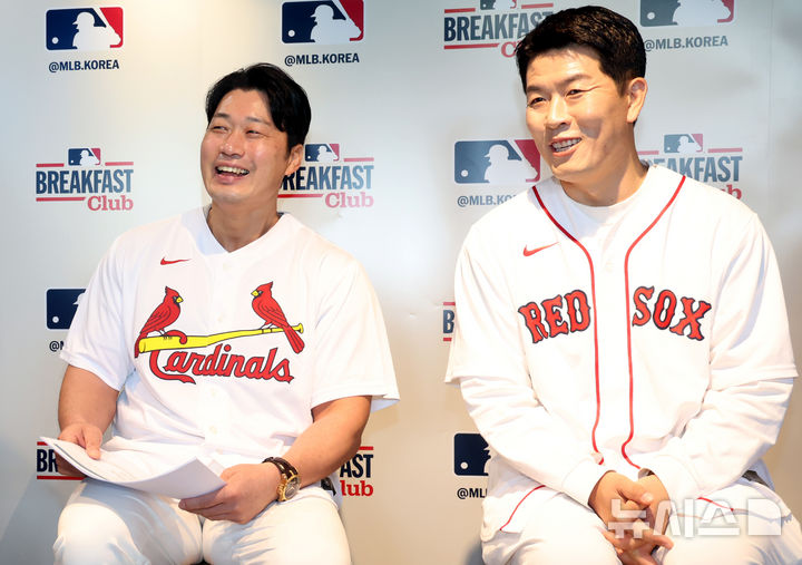 [서울=뉴시스] 박영태 기자 = 7일 오전 서울 용산구 코레아노스 키친 녹사평점에서 열린 MLB 브렉퍼스트 클럽 미디어 데이 행사에서 김병현과 오승환이 환하게 웃고 있다. 2026.08.07. since1999@newsis.com