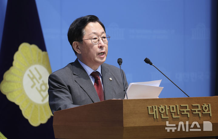 [서울=뉴시스] 김근수 기자 = 유용원 국회 국방위원회 소속 국민의힘 의원이 7일 오전 서울 여의도 국회 소통관에서 국군사관학교 설립 반대 및 군 전문성 기반 장교 양성체계 마련 촉구 결의안 발의 기자회견을 하고 있다. 2026.08.07. ks@newsis.com