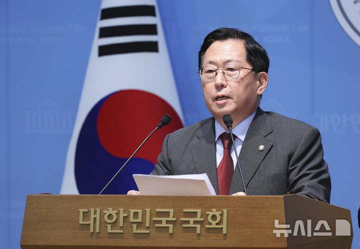 [서울=뉴시스] 김근수 기자 = 유용원 국회 국방위원회 소속 국민의힘 의원이 7일 오전 서울 여의도 국회 소통관에서 국군사관학교 설립 반대 및 군 전문성 기반 장교 양성체계 마련 촉구 결의안 발의 기자회견을 하고 있다. 2026.08.07. ks@newsis.com