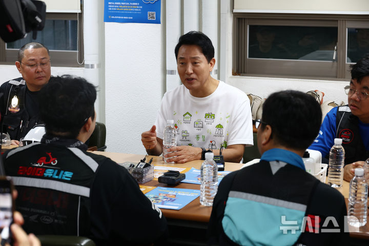 [서울=뉴시스] 고승민 기자 = 오세훈 서울시장이 기록적인 폭염을 기록하고 있는 7일 휴서울이동노동자 북창쉼터를 찾아 배달노동자들과 대화를 하고 있다. 2026.08.07. kkssmm99@newsis.com