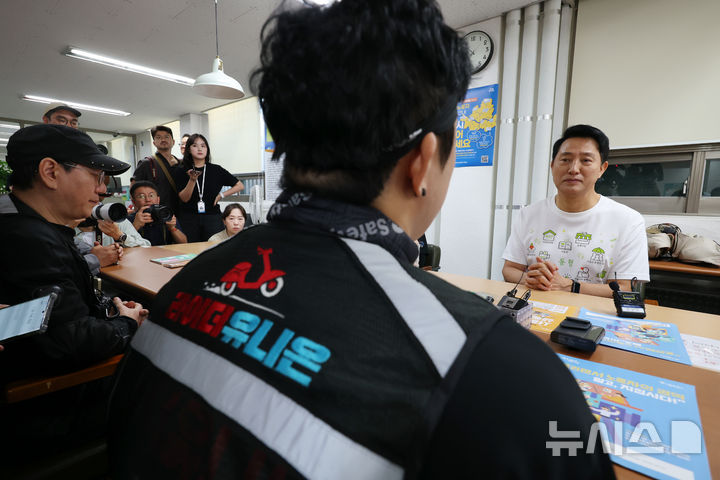 [서울=뉴시스] 고승민 기자 = 오세훈 서울시장이 기록적인 폭염을 기록하고 있는 7일 휴서울이동노동자 북창쉼터를 찾아 배달노동자들과 대화를 하고 있다. 2026.08.07. kkssmm99@newsis.com