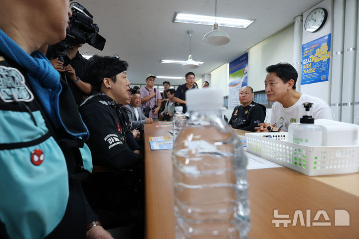 [서울=뉴시스] 고승민 기자 = 오세훈 서울시장이 기록적인 폭염을 기록하고 있는 7일 휴서울이동노동자 북창쉼터를 찾아 배달노동자들과 대화를 하고 있다. 2026.08.07. kkssmm99@newsis.com