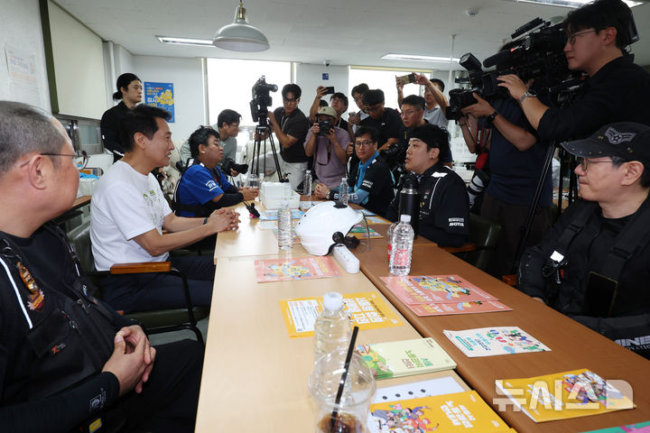 [서울=뉴시스] 고승민 기자 = 오세훈 서울시장이 기록적인 폭염을 기록하고 있는 7일 휴서울이동노동자 북창쉼터를 찾아 배달노동자들과 대화를 하고 있다. 2026.08.07. kkssmm99@newsis.com