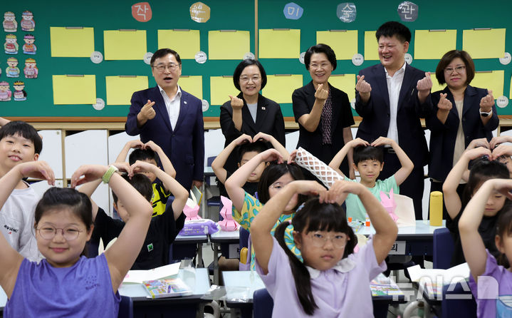 [서울=뉴시스] 홍효식 기자 = 한성숙(맨 뒷줄 왼쪽 두 번째) 국무총리가 7일 오전 방학 중 초등돌봄·교육 현장인 서울 영등포구 영문초등학교를 방문해 팝업북만들기 교실을 참관한 뒤 학생들과 기념촬영하고 있다. 2026.08.07. yesphoto@newsis.com