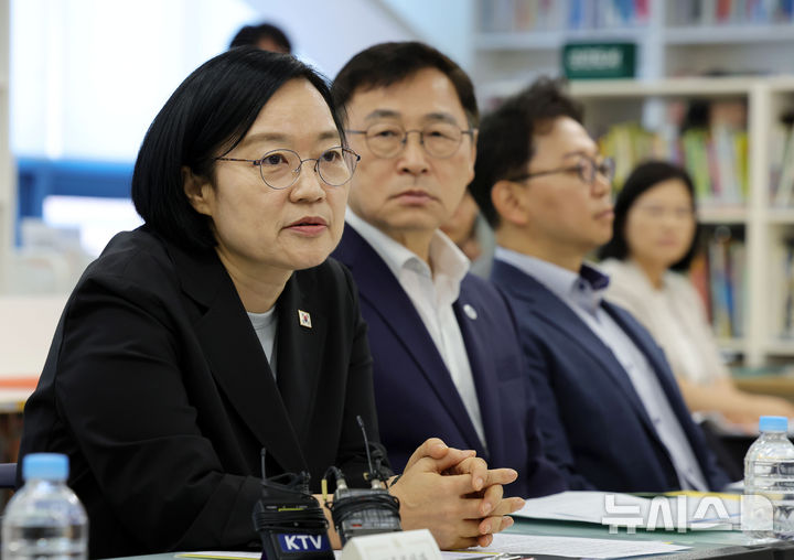 [서울=뉴시스] 홍효식 기자 = 한성숙 국무총리가 7일 오전 방학 중 초등돌봄·교육 현장인 서울 영등포구 영문초등학교를 방문해 관계자들과 간담회를 하고 있다. 2026.08.07. yesphoto@newsis.com
