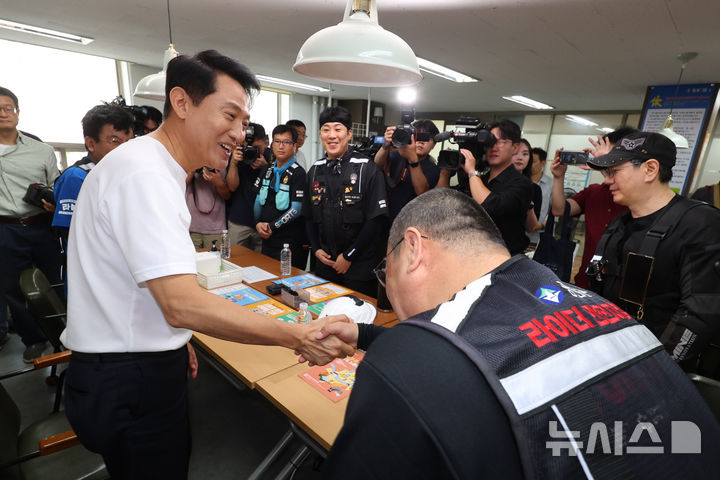 [서울=뉴시스] 고승민 기자 = 오세훈 서울시장이 기록적인 폭염을 기록하고 있는 7일 휴서울이동노동자 북창쉼터를 찾아 배달노동자들과 인사를 하고 있다. 2026.08.07. kkssmm99@newsis.com