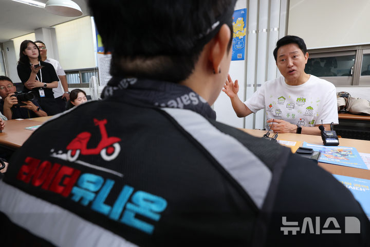 [서울=뉴시스] 고승민 기자 = 오세훈 서울시장이 기록적인 폭염을 기록하고 있는 7일 휴서울이동노동자 북창쉼터를 찾아 배달노동자들과 대화를 하고 있다. 2026.08.07. kkssmm99@newsis.com