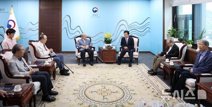 [서울=뉴시스] 김선웅 기자 = 정동영 통일부 장관이 7일 서울 종로구 정부서울청사에서 평화통일고문회의 위원들과 간담회를 하고 있다. 2026.08.07. mangusta@newsis.com