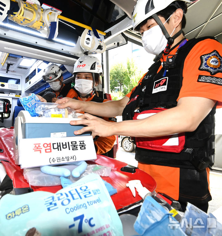 [수원=뉴시스] 김종택 기자 = 연일 극심한 폭염으로 온열질환자가 속출하고 있는 7일 경기 수원시 장안구 수원소방서 정자 119안전센터 문연호 소방장, 김승태 소방사, 정주은 소방사가 얼음조끼, 아이스팩 등 폭염 물품을 준비하고 있다. 2026.08.07. jtk@newsis.com