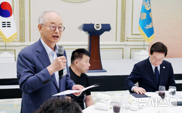 [서울=뉴시스] 김진아 기자= 이부영 동아자유언론수호투쟁위원장이 7일 청와대 영빈관에서 열린 진실화해위 3기 출범 계기 국가폭력 피해자 위로오찬에서 인사말을 하고 있다. (청와대통신사진기자단) 2026.08.07. bluesoda@newsis.com