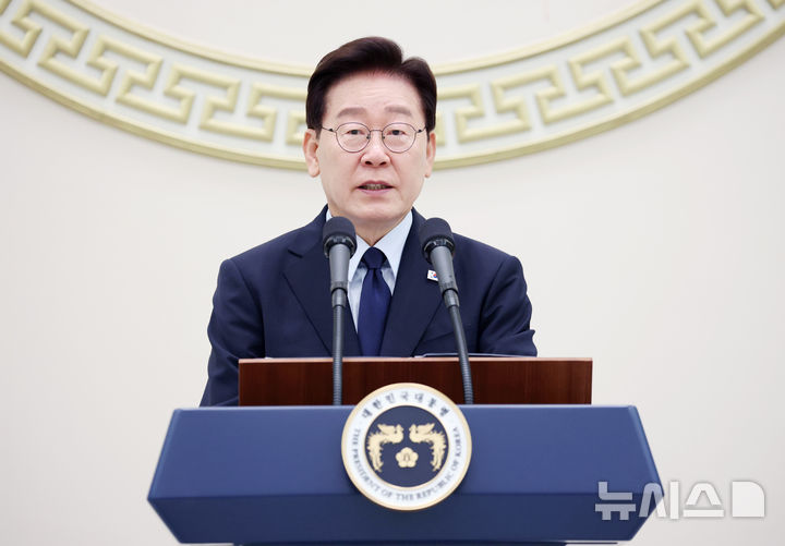 [서울=뉴시스] 김진아 기자= 이재명 대통령이 7일 청와대 영빈관에서 열린 진실화해위 3기 출범 계기 국가폭력 피해자 위로오찬에서 발언하고 있다. (청와대통신사진기자단) 2026.08.07. bluesoda@newsis.com