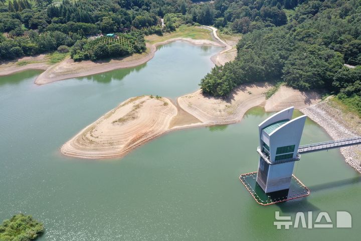 [화순=뉴시스] 전남광주지역에 폭염중대경보가 이어지고 있는 7일 오전 전남광주 화순군 동복호가 녹색빛을 띄는 가운데 곳곳에 가뭄으로 인한 모래톱이 드러나있다. 전남광주지역 광역 상수원인 동복호의 이날 기준 저수율은 50.29% 수준이다. 2026.08.07. leeyj2578@newsis.com