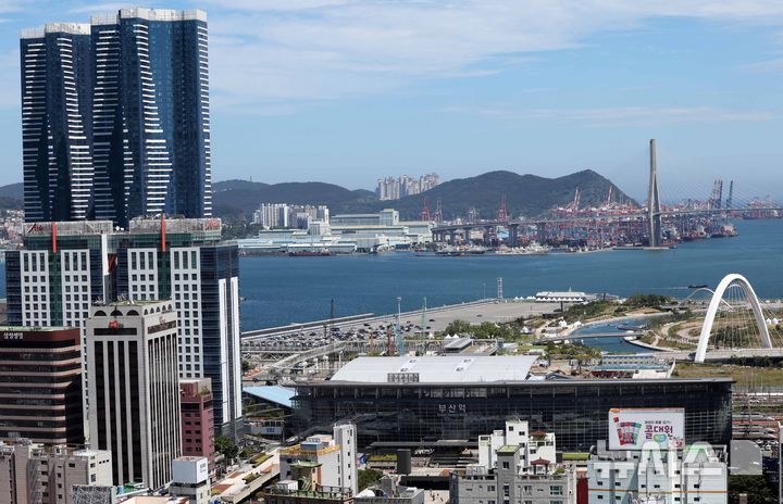  [부산=뉴시스] 하경민 기자 = 7일 해양수산부 신청사 건립 부지로 선정된 부산 동구 부산항국제여객터미널 야외주차장에 차량이 줄지어 주차돼 있다. 해당 부지는 7만2456.7㎡ 규모로, 해수부는 2030년까지 신청사 건립을 완료하기 위한 절차에 돌입한다. 2026.08.07. yulnetphoto@newsis.com