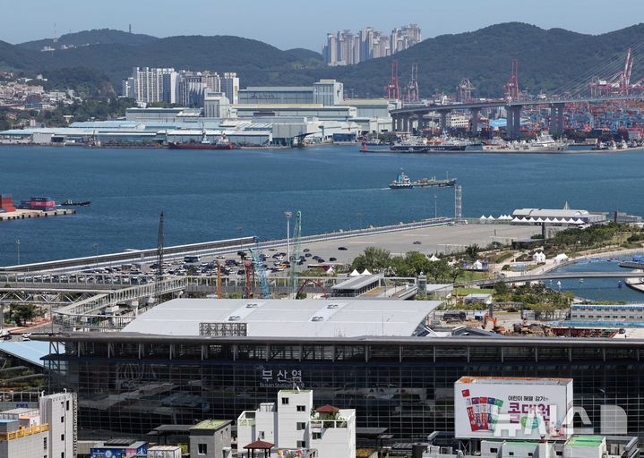  [부산=뉴시스] 하경민 기자 = 7일 해양수산부 신청사 건립 부지로 선정된 부산 동구 부산항국제여객터미널 야외주차장에 차량이 줄지어 주차돼 있다. 해당 부지는 7만2456.7㎡ 규모로, 해수부는 2030년까지 신청사 건립을 완료하기 위한 절차에 돌입한다. 2026.08.07. yulnetphoto@newsis.com