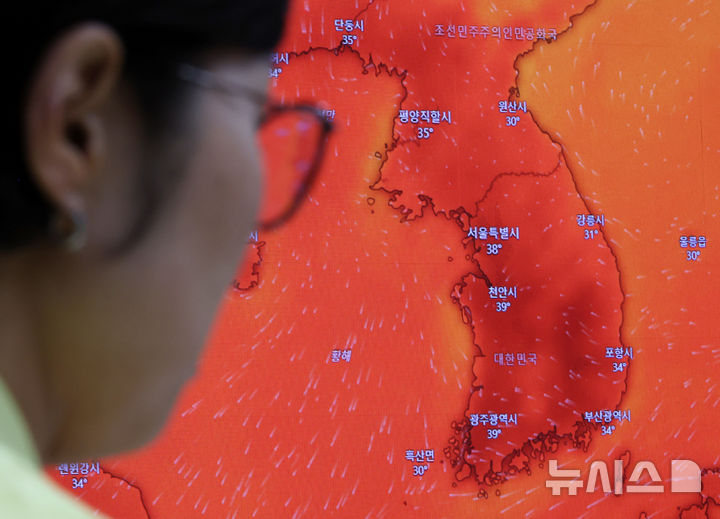 [세종=뉴시스] 배훈식 기자 = 농림축산식품부 폭염·가뭄 대비 대응상황 점검 회의가 열린 7일 오후 세종시 정부세종청사 농업재해대책상황실 모니터에 한반도가 붉게 변해 있다. 2026.08.07. dahora83@newsis.com