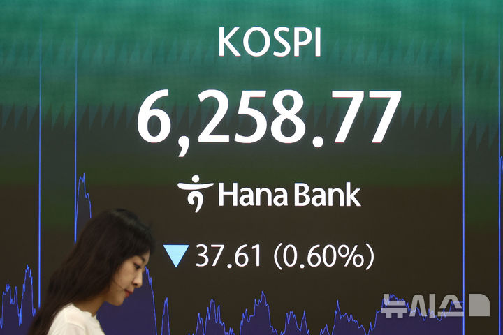 [서울=뉴시스] 고승민 기자 = 코스피가 전날대비 37.61포인트 (0.60%) 내린 6258.77에 장을 마감한 7일 서울 하나은행 본점 딜링룸에서 딜러들이 업무를 보고 있다. 코스닥은 2.86포인트(0.36%) 내린 798.81에 마감했다.서울 외환시장에서 원달러 환율은 7.7원 내린 1416.1원에 마감했다. 2026.08.07. kkssmm99@newsis.com