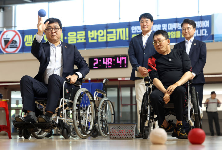 [서울=뉴시스] 최휘영 문화체육관광부 장관이 7일 강원도 춘천을 방문해 춘천반다비국민체육센터에서 보치아 체험을 하고 있다. (사진=문화체육관광부 제공) 2026.08.07. photo@newsis.com *재판매 및 DB 금지
