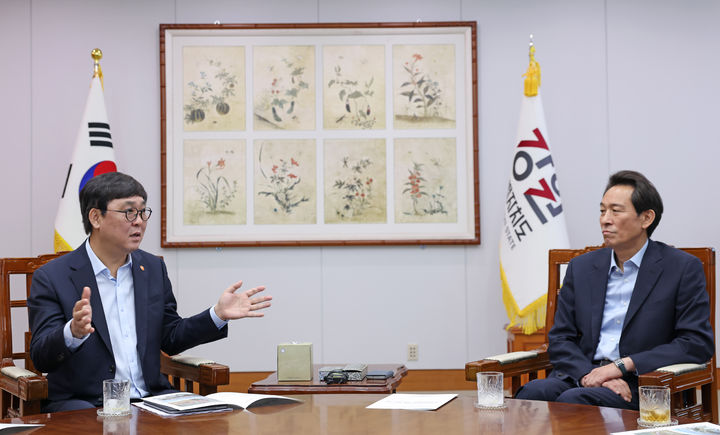 [서울=뉴시스] 최휘영 문화체육관광부 장관이 7일 강원도 춘천을 방문해 강원도청에서 우상호 강원도지사와 면담을 하고 있다. (사진=문화체육관광부 제공) 2026.08.07. photo@newsis.com *재판매 및 DB 금지
