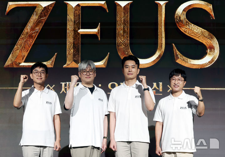 [서울=뉴시스] 박영태 기자 = 7일 오후 서울 동대문구 JW 메리어트 동대문 스퀘어 서울 그랜드 볼룸에서 열린 컴투스 신작 ‘제우스: 오만의 신’ 쇼케이스 행사에서 컴투스 남재관 대표(오른쪽부터), 개발사 에이버튼 김대훤 대표, 에이버튼 디렉터 정성훈, 컴투스 사업본부장 김정훈이 포토타임을 하고 있다. 2026.08.07. since1999@newsis.com