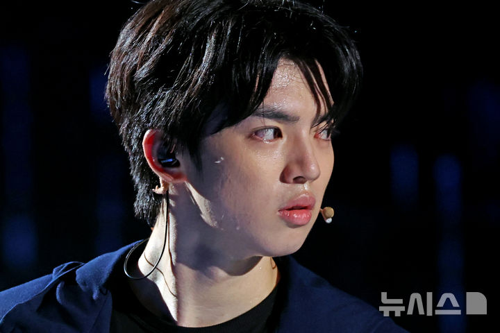 [서울=뉴시스] 박진희 기자 = 아이스쇼 '나 혼자만 레벨업 온 아이스' 주연 배우인 피겨스케이팅 선수 차준환(성진우 역)이 7일 서울 양천구 목동아이스링크에서 주요 장면 시연을 있다. 2026.08.07. pak7130@newsis.com