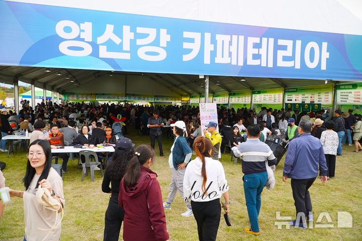 [니주=뉴시스] '2025 나주 영산강축제 카페테리아' (사진=나주시 제공) photo@newsis.com *재판매 및 DB 금지