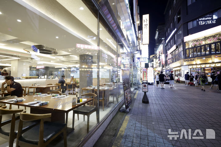 [과천=뉴시스] 최동준 기자 = 기록적인 폭염이 이어지고 있는 7일 서울 종각역 일대 식당가가 한산한 모습을 보이고 있다. 2026.08.07. photocdj@newsis.com