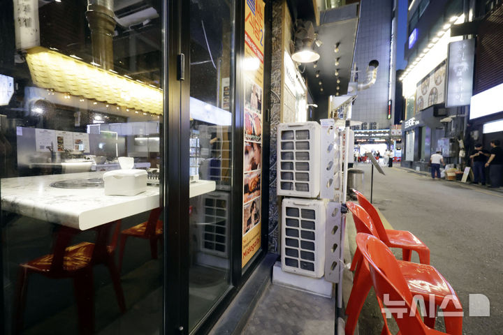 [서울=뉴시스] 최동준 기자 = 기록적인 폭염이 이어지고 있는 7일 서울 종각역 일대 식당가가 한산한 모습을 보이고 있다. 2026.08.07. photocdj@newsis.com