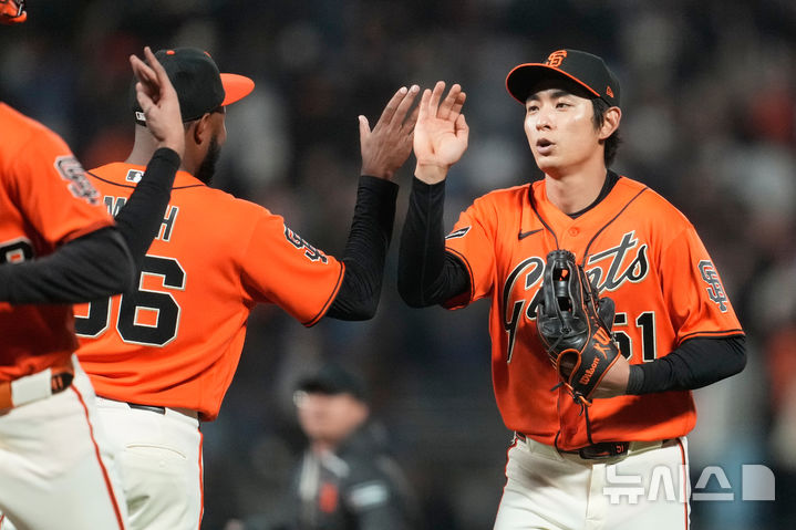 [샌프란시스코=AP/뉴시스] 샌프란시스코 자이언츠의 이정후가 8일(한국 시간) 마국 캘리포니아주 샌프란시스코의 오라클 파크에서 열린 2026 메이저리그(MLB) 디트로이트 타이거스와의 경기를 마친 뒤 하이파이브를 나누고 있다. 2026.08.08