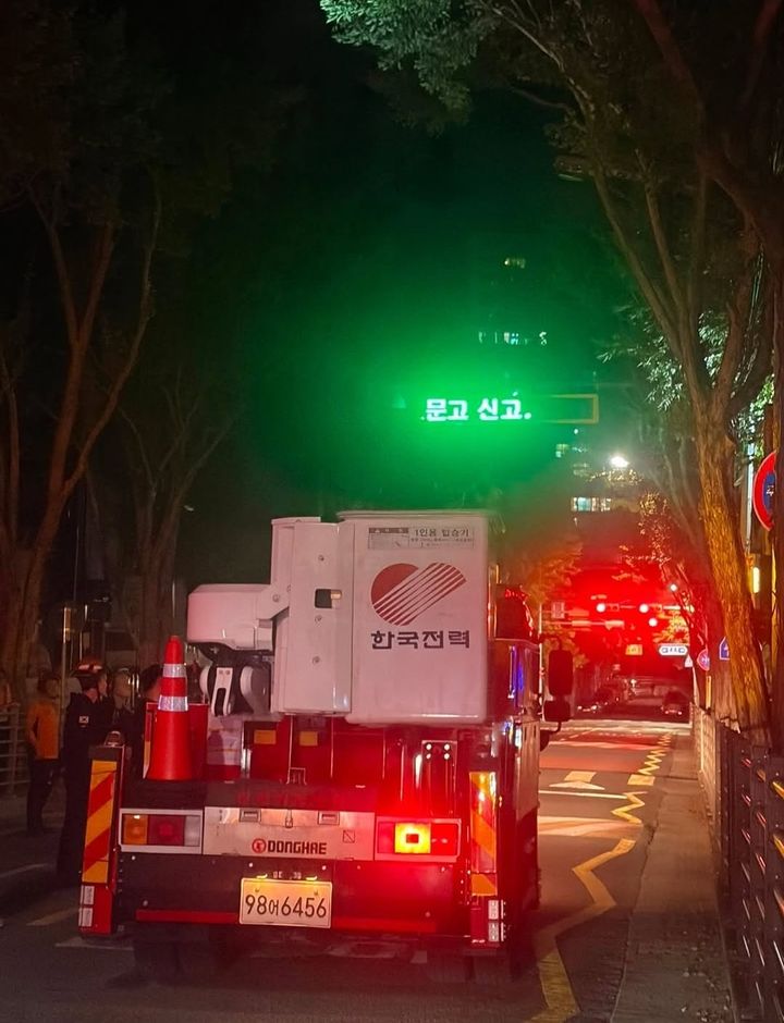 [대구=뉴시스] 박준 기자= 지난 7일 오후 11시34분께 대구시 수성구 매호동 하나타운 아파트 1200세대가 정전돼 한국전력공사가 복구 작업을 벌이고 있다. 2026.08.08. (사진=인스타그램 실시간 대구 캡쳐) photo@newsis.com *재판매 및 DB 금지