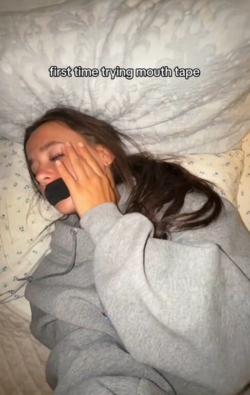 [서울=뉴시스] 최근 건강 관련 인플루언서들 사이에서 잠을 잘 때 입술이 벌어지지 않도록 작은 테이프를 붙이는 마우스 테이핑이 유행하지만 전문의는 이에 대해 경고했다. (사진=틱톡 @.lola_jane 캡처)