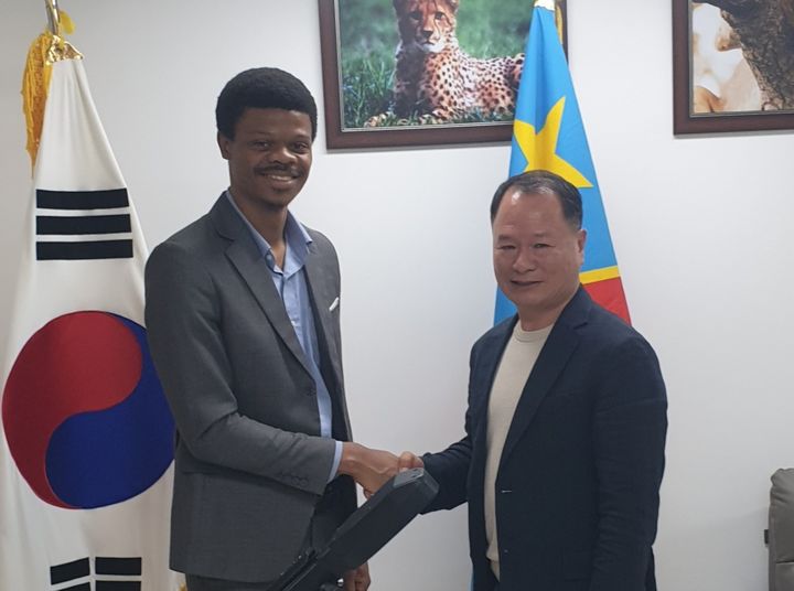 [대전=뉴시스]2이경주 모리아 대표와 주한 콩고민주공화국 관계자가 바이러스 살균기 '코발라'의 활용 방안을 논의한 후 기념사진을 찍고 있다. (사진=모리아 제공) 2026. 08. 08 photo@newsis.com *재판매 및 DB 금지