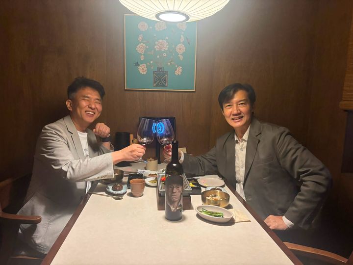 [서울=뉴시스] 조국 조국혁신당 혁신정책연구원장이 국회 소통관 매점에서 구입한 와인을 즐기는 모습을 공개했다. (사진=조국 페이스북 캡처)