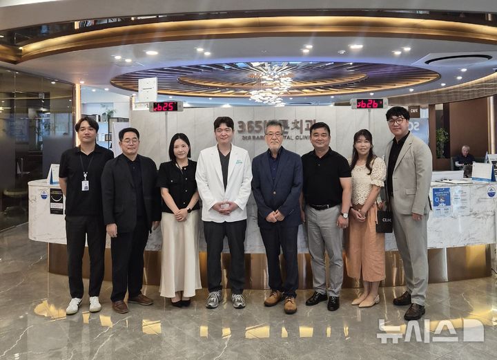 [창원=뉴시스]사단법인 경남스포츠클럽 회장인 이학은(오른쪽서 네 번째부터) 마산대 총장이 지난 7일 창원특례시 의창구 소재 365바른치과의원을 방문해 회원들 치아 건강 증진을 위한 업무협약을 체결한 후 기념촬영하고 있다.(사진=경남스포츠클럽 제공) 2026.08.08. photo@newsis.com