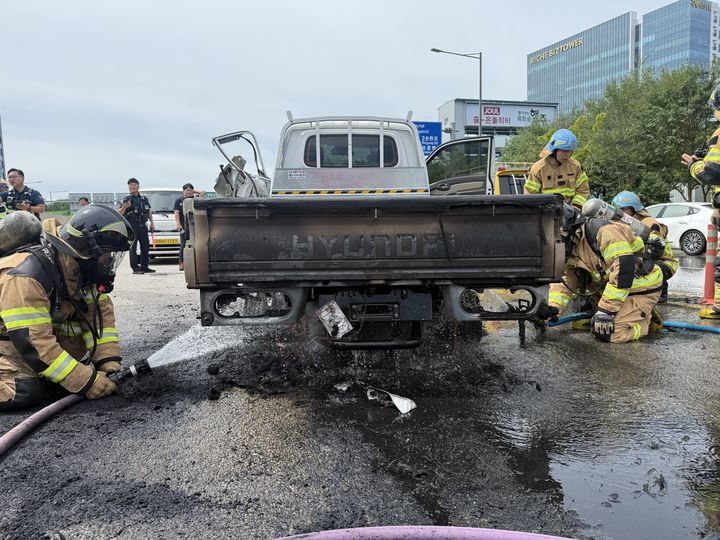 [전남광주=뉴시스] 8일 오전 10시23분께 전남광주특별시 북구 연제동 첨단연신로에서 트레일러와 1t 트럭이 충돌 후 1t 트럭에서 불이 났다. (사진=전남광주특별시 소방본부 제공) photo@newsis.com *재판매 및 DB 금지