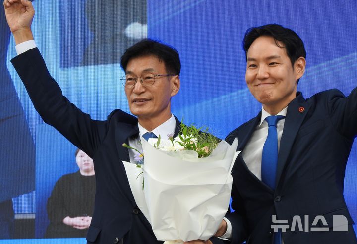 [제주=뉴시스] 김수환 기자 = 8일 제주시 오등동 헤리티크제주에서 더불어민주당 제주도당 정기당원대회가 열린 가운데 신임 더불어민주당 제주도당위원장에 선출된 문대림 국회의원(왼쪽)이 김한규 국회의원(전 도당위원장)과 기념 사진을 촬영하고 있다. 2026.08.08. notedsh@newsis.com