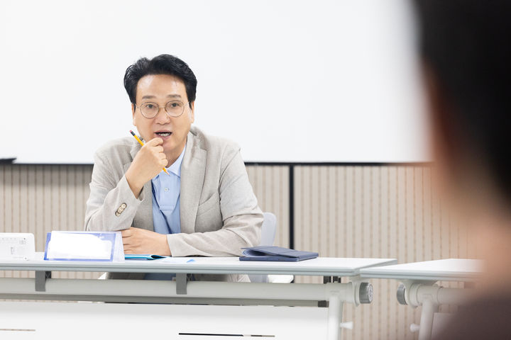 [수원=뉴시스] 안민석 경기도교육감이 8일 경기도교육청 조원청사에서 열린 교권보호전담관 면접에서 지원자의 답변을 듣고 있다. (사진=경기도교육청 제공) 2026.08.08. photo@newsis.com *재판매 및 DB 금지