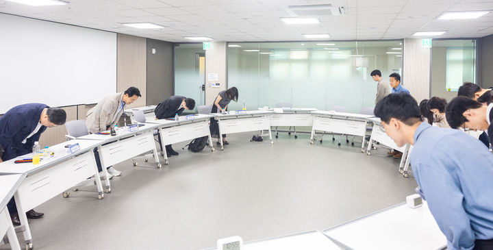 [수원=뉴시스] 안민석 경기도교육감과 면접위원들이 8일 경기도교육청 조원청사에서 열린 교권보호전담관 면접에서 지원자들에게 인사하고 있다. (사진=경기도교육청 제공) 2026.08.08. photo@newsis.com *재판매 및 DB 금지