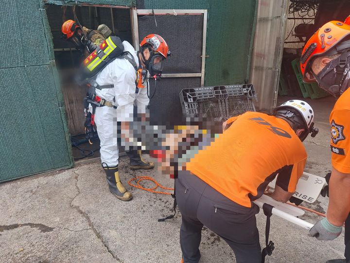 [제주=뉴시스] 8일 오전 7시56분께 제주시 한경면 소재 양돈장 정화조 내부에 외국인 근로자 2명이 빠지는 사고가 발생해 소방당국이 구조작업을 벌이고 있다. (사진=제주소방안전본부 제공) 2026.08.08. photo@newsis.com *재판매 및 DB 금지