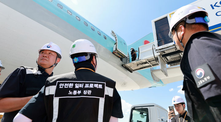 [서울=뉴시스] 8일 김영훈 고용노동부 장관이 김포공항을 방문해 지상조업 현장의 '폭염안전 5대 기본수칙' 현장 이행 실태를 점검하고 있다. (사진=고용노동부 제공) 2026.08.08. photo@newsis.com *재판매 및 DB 금지