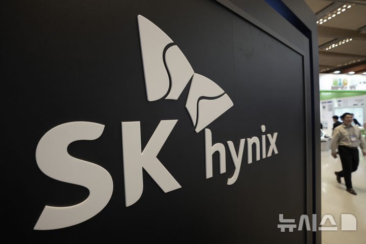 [서울=AP/뉴시스] 2024년 10월23일 서울 강남구 코엑스에서 열린 '반도체대전(SEDEX) 2024' SK하이닉스 부스에 회사 로고가 보이고 있다. 2024.10.23.