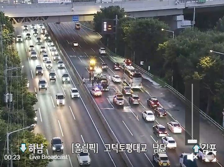 [서울=뉴시스] 8일 오후 6시52분께 서울 강동구 고덕토평대교 남단 인근 올림픽대로에서 김포 방향으로 달리던 스포츠유틸리티(SUV) 차량에서 불이 났다, (사진=서울경찰청 교통통제센터 캡처) 2026.08.08. photo@newsis.com *재판매 및 DB 금지