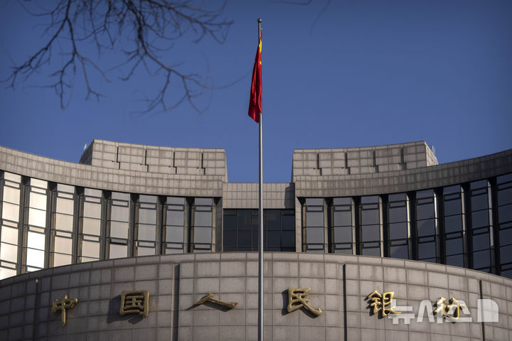 [베이징=AP/뉴시스] 2023년 3월3일 중국 베이징의 중국인민은행 건물에 중국 국기가 펄럭이고 있다. 2023.03.03.