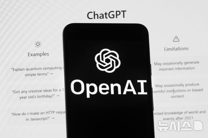 [보스턴=AP/뉴시스] 2023년 3월17일 미국 보스턴에서 컴퓨터 화면에 챗GPT 홈페이지가 표시된 가운데 휴대전화에 오픈AI 로고가 보이고 있다. 2023.03.17.