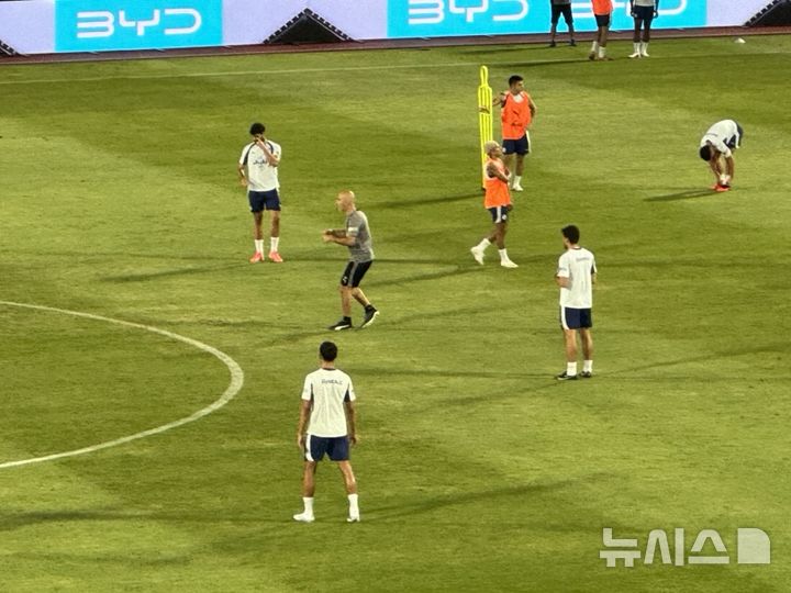 [서울=뉴시스] 김진엽 기자= 잉글랜드 프로축구 프리미어리그(EPL) 맨체스터 시티 선수단이 8일 오후 목동종합운동장에서 2026 쿠팡플레이 시리즈 2경기 대비 훈련을 진행하고 있다. 2026.08.08. wlsduq123@newsis.com 