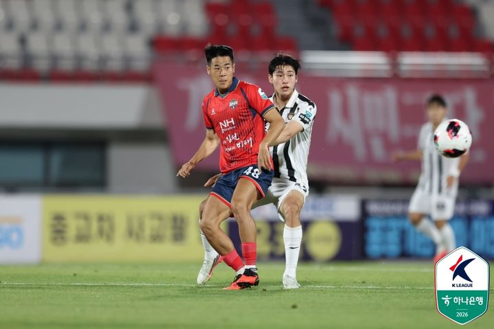 [서울=뉴시스] 프로축구 K리그1 김천 상무의 홍윤상, FC서울의 손정범. (사진=한국프로축구연맹 제공)