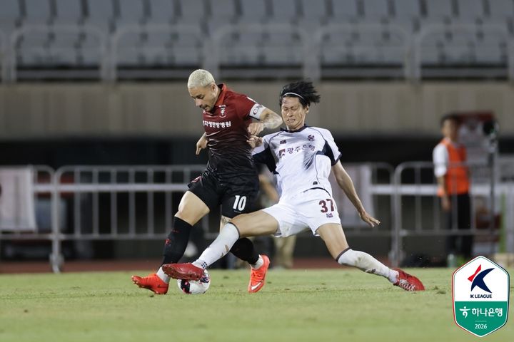 [서울=뉴시스] 프로축구 K리그1 부천FC1995의 바사니, 광주FC의 리영직. (사진=한국프로축구연맹 제공)
