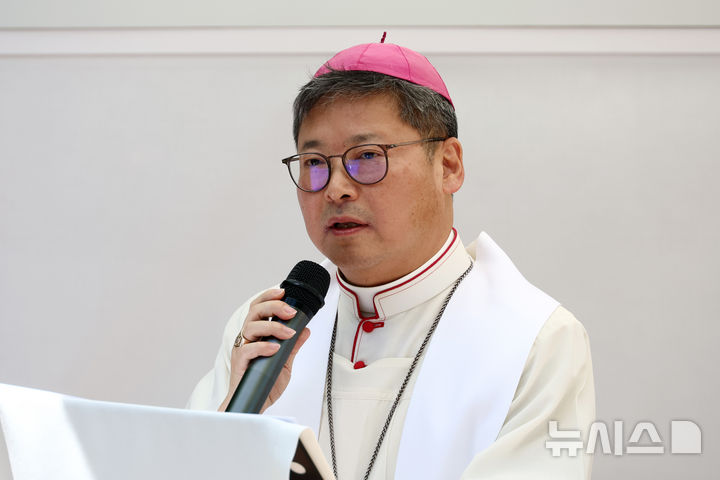 [서울=뉴시스] 고승민 기자 = 정순택 천주교 서울대교구장 대주교가 8일 서울 덕수궁 돌담길 일대에서 열린 2026 가톨릭문화박람회 축복식을 하고 있다. 2026.08.08. kkssmm99@newsis.com