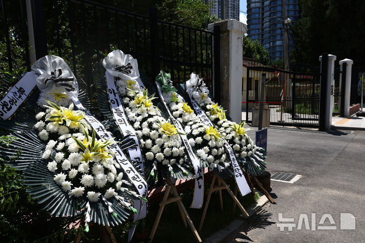 [서울=뉴시스] 고승민 기자 = 정부가 이르면 다음 주 발표할 수도권 5만 가구 이상 주택 공급 계획에 서울 용산 어린이정원 등이 검토 대상에 오른 것으로 알려진 8일 서울 용산 어린이정원 앞 도로에 근조화환들이 놓여져 있다. 2026.08.08. kkssmm99@newsis.com