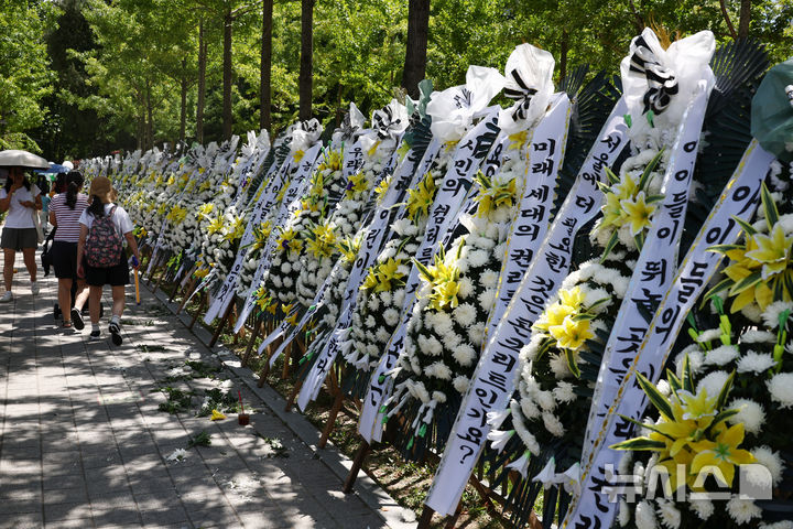[서울=뉴시스] 고승민 기자 = 정부가 이르면 다음 주 발표할 수도권 5만 가구 이상 주택 공급 계획에 서울 용산 어린이정원 등이 검토 대상에 오른 것으로 알려진 8일 서울 용산 어린이정원 앞 도로에 근조화환들이 놓여져 있다. 2026.08.08. kkssmm99@newsis.com